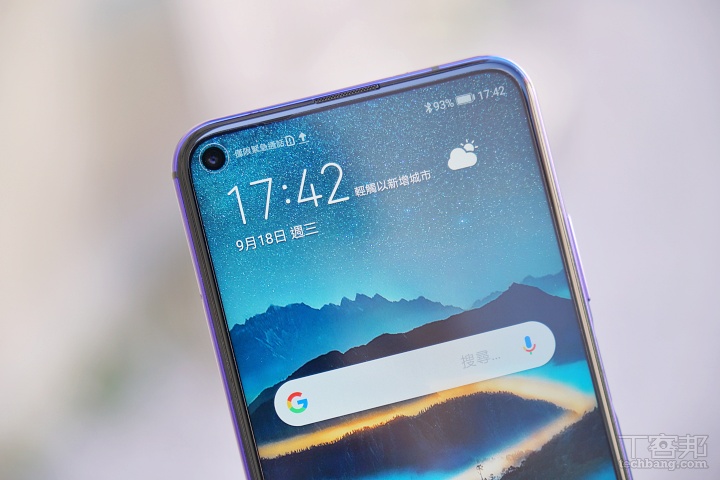 前鏡頭為 3,200 萬畫素 f/2.0 鏡頭。