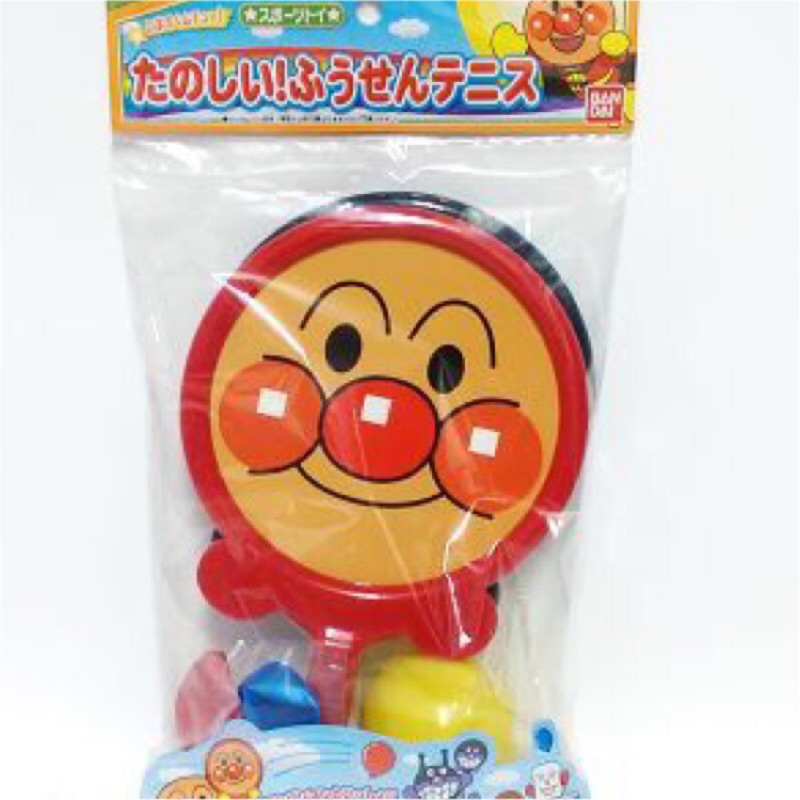 麵包超人和細菌人臉型球拍設計。另付一顆塑膠球和兩顆氣球。陪小朋友一起玩，增添親子間的親密度。ST安全玩具標章材質：ABS，PET，PE，天然橡膠 內容物：球拍x2、球x1、氣球x2 包裝尺寸：約 20