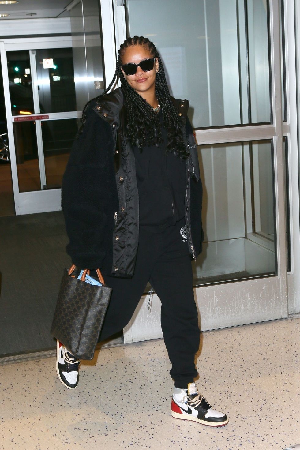 寒い日でも抜かりなし リアーナのおしゃれ私服コーデまとめ