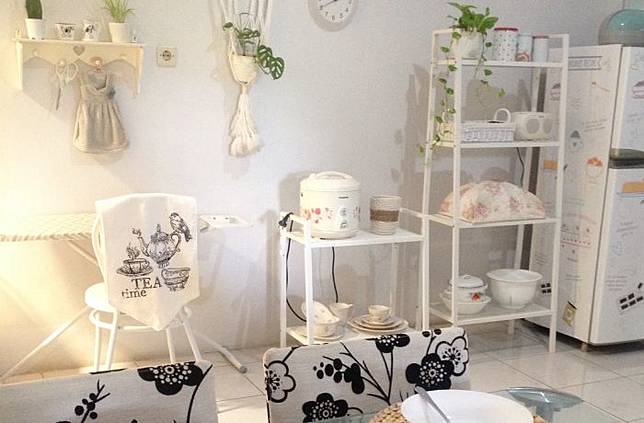 Paduan Dapur dan Ruang Menyetrika Nan Artsy di Hunian @eeka_chrisnawati