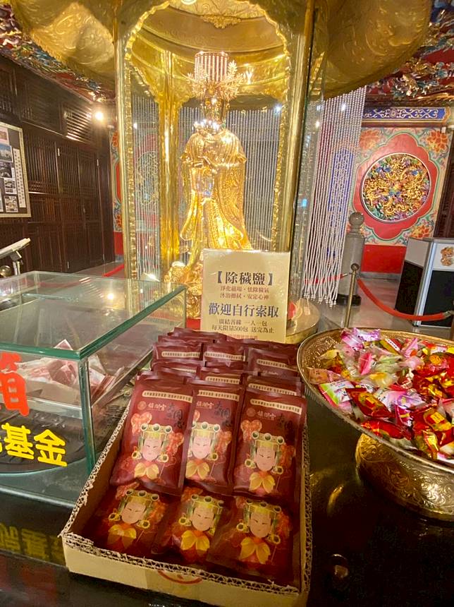 台中地檢署近日證實，大甲鎮瀾宮內一尊「黃金媽祖」並非純金打造。   圖：翻攝自大甲鎮瀾宮臉書