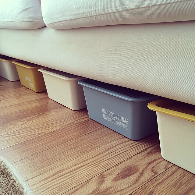 わずかなすきまを有効利用 ソファ下の収納アイデア10選