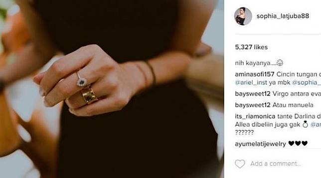 Sophia Latjuba Pamer Cincin Tunangan dari Ariel NOAH?