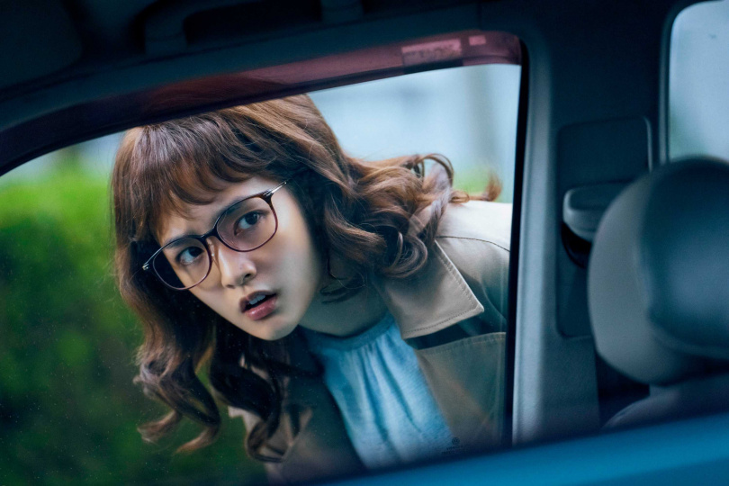 王淨在《關於我和鬼變成家人的那件事》突破形象，飾演嗆辣警花。（圖／Netflix提供）