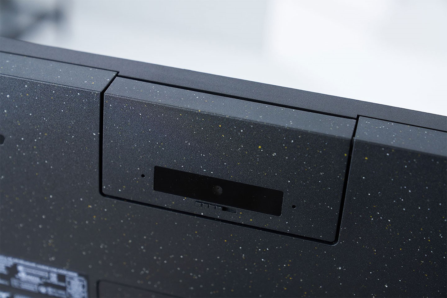 收納於機背的可翻轉式視訊鏡頭。