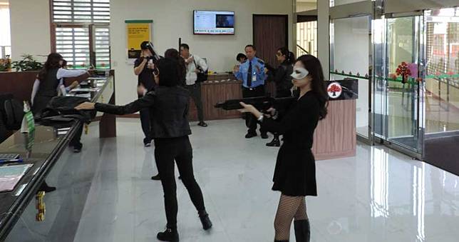 美女警花騎哈雷扮搶匪爆紅　網友：快來搶我