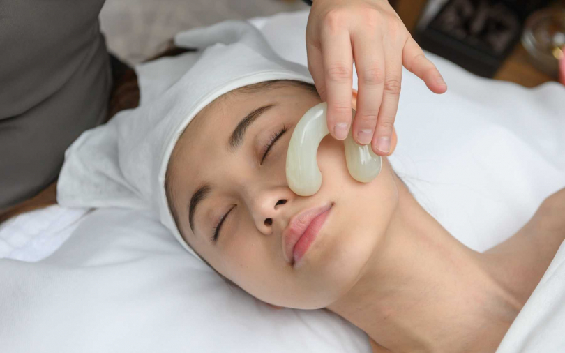 花費五年時間才製作而成的白玉玉指枕，可舒服點壓穴位不會過度刺激造成疼痛不適，幫妳舒展僵硬的肌肉、強化輪廓線條。（圖／品牌提供）