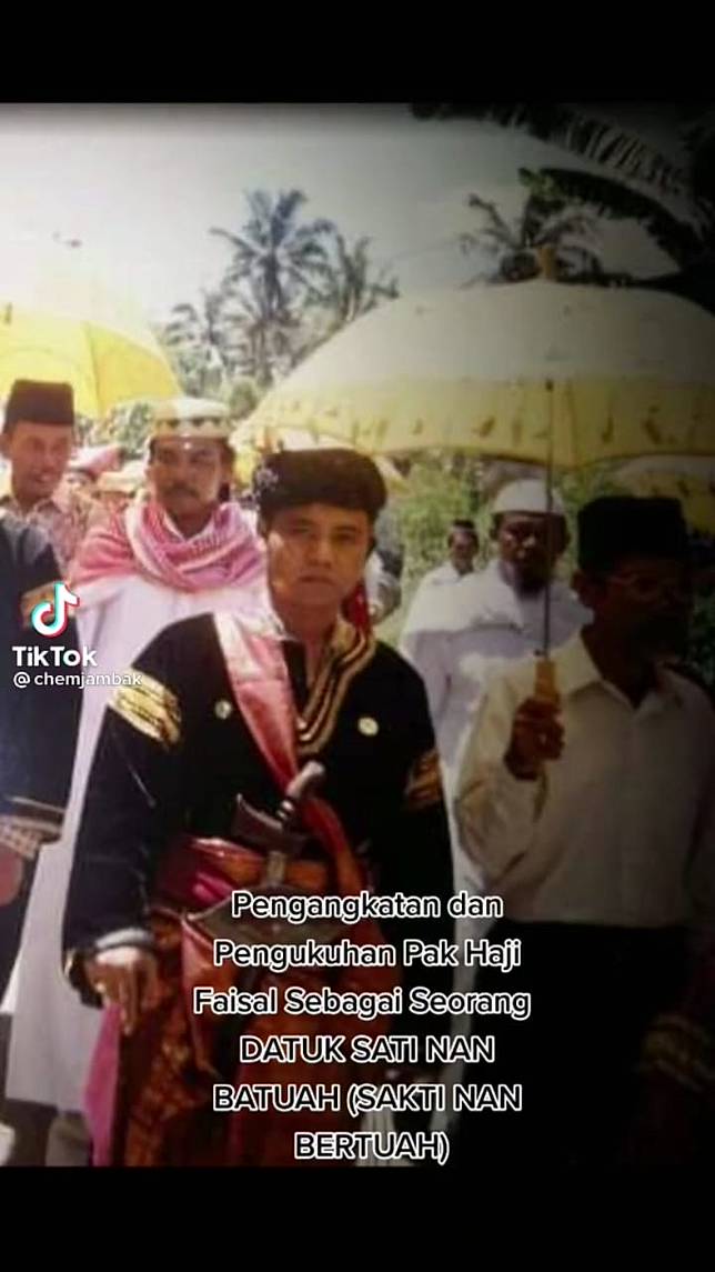 TikTok @chemjambak, potret lawas H. Faisal dapat gelar Datuk Sati Nan Batuah