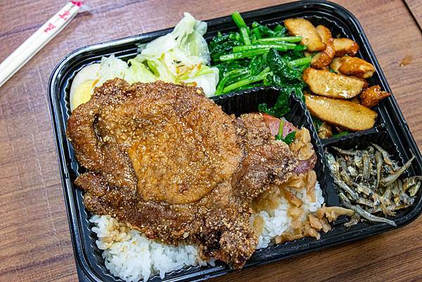 【三重美食】阿賢排骨便當-用餐時間必定大排長龍的老字號排骨飯店 【三重美食】阿賢排骨便當-用餐時間必定大排長龍的老字號排骨飯店