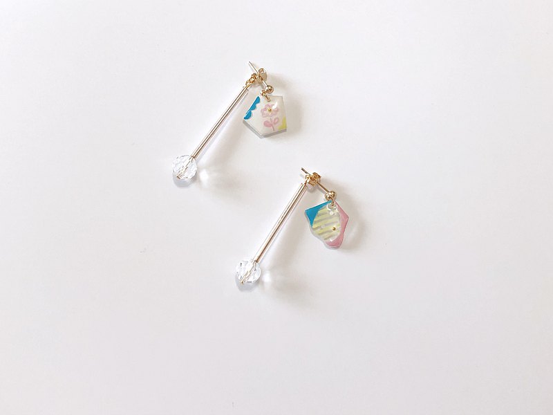 這次的手繪顏色特別選擇像甜美感的色系，就像看到甜點的心情一樣～這款可以單戴手繪圖案或是加上垂墜感的粉色管珠和透明切割感玻璃珠；設計 by Asumi