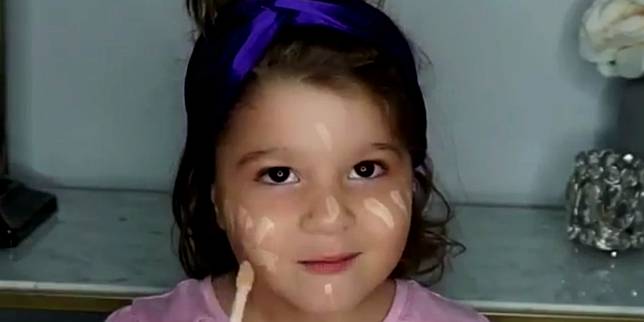 Kemampuan Merias Wajah Gadis Kecil Ini Saingi Makeup Artist Kemampuan Merias Wajah Gadis Kecil Ini Saingi Makeup Artist