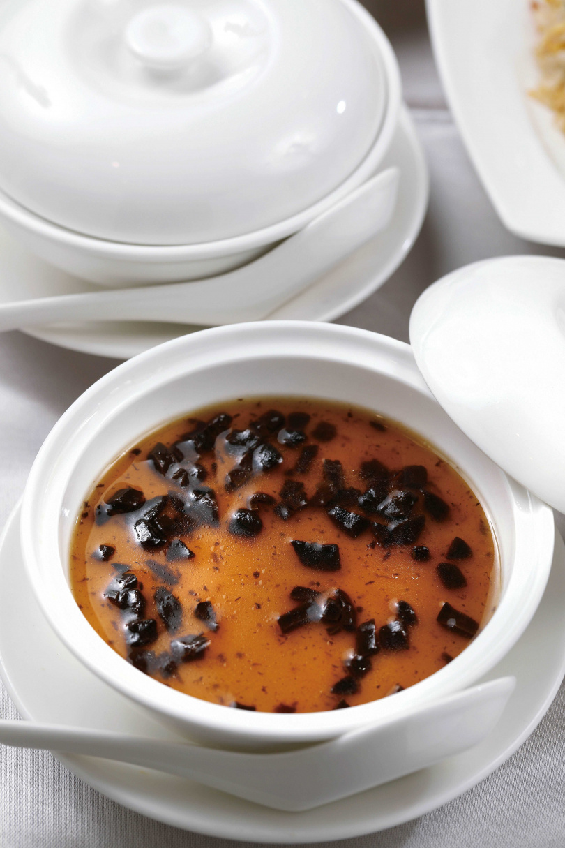 「黑蒜燉水蛋」中的黑蒜經過蒸煮，讓原本的酸味轉為香甜。（135元）（圖／于魯光攝）