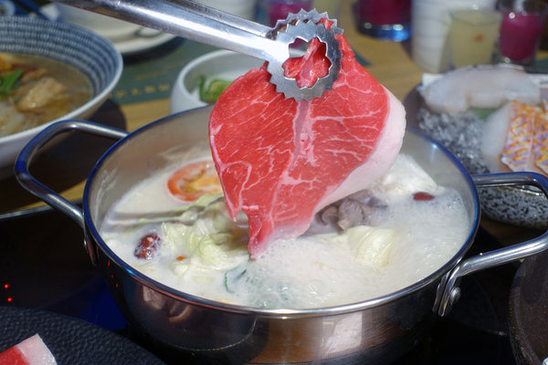 Hi-Q褐藻生活館Hi-Q鱻食，南京三民站不限時餐廳，文創、購物、美食、活動場地租借，網美必備美食養顏鍋，免費WIFI及插座咖啡紅茶免費喝