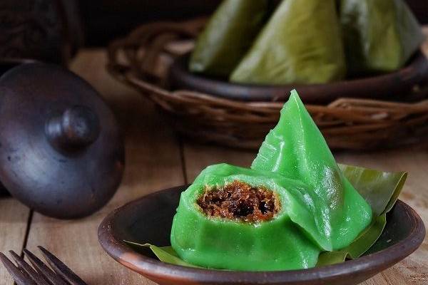 Hasil gambar untuk jajanan tradisional dibungkus daun pisang