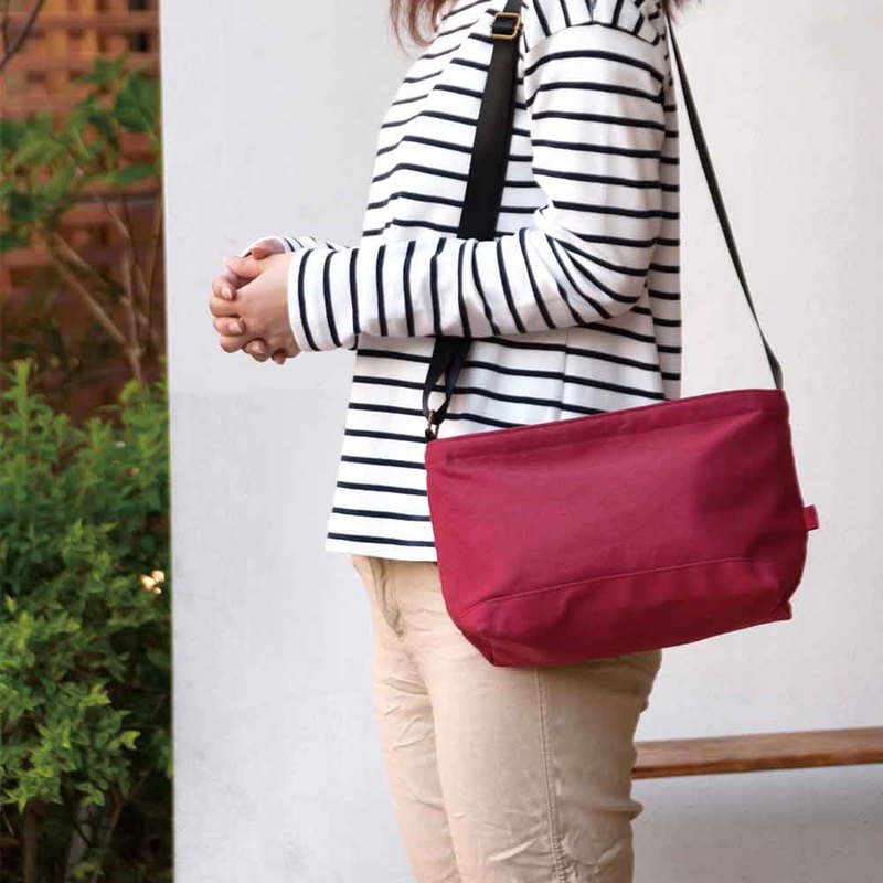 日本超人氣生活雜貨品牌 BISQUE，採用美國杜邦 Teflon 專利加工，材質防汙防潑水十分堅固、耐用，日系簡約且相當具有質感的外型，不管是平日工作或是假日出遊，都能完美的搭配任何穿著。