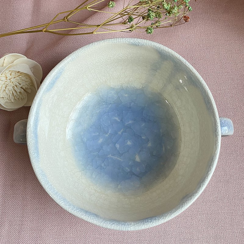 釉藥均為設計師獨門配方，所有色彩表現皆非使用顏料，而是遵循釉藥學使用礦物調配，不含金屬雜質，並經高溫1200~1260度燒成，符合食器標準，直觀的說就是凝固的漂亮岩漿。不掉色、對人體無害，可使用微波爐