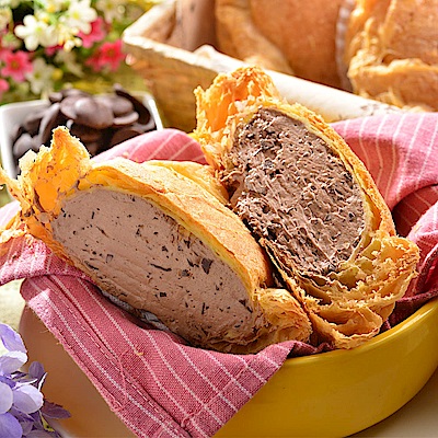 巧克力卡士達內餡千層起酥皮近巴掌大，一次一顆好滿足