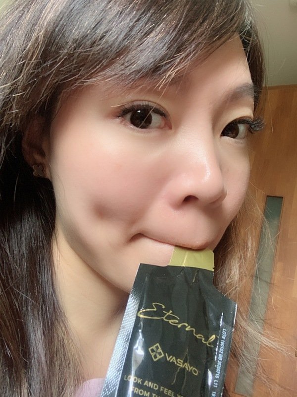 倪倪愛健康－（膠原蛋白飲推薦）歐美明星網紅名媛維持體態全方位肌膚Q彈、美白、光澤三合一的新寵兒-VASAYO維善優 優恆青春飲 Eternal 開箱直擊分享