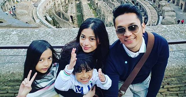 10 Potret Mesra Keluarga Angie 'Virgin' yang Kini Tinggal di Inggris