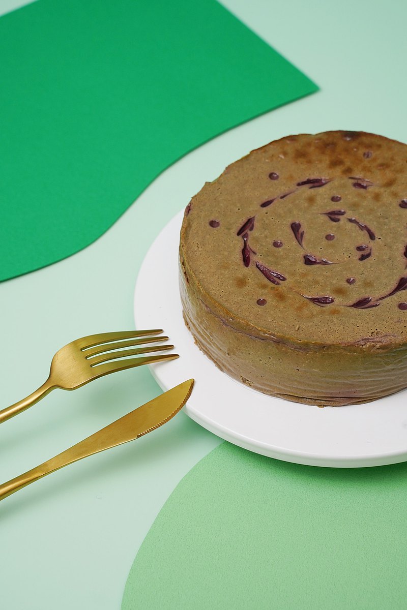 [黑櫻桃焙茶起司蛋糕] 焙茶的味道很厚實，就像是香水的木質調，濃厚溫暖，蛋糕體因加入櫻桃醬汁較濕潤而糖漬黑櫻桃加入一些檸檬，舒緩了整體厚重的感覺，就像是溫暖的口味啊～