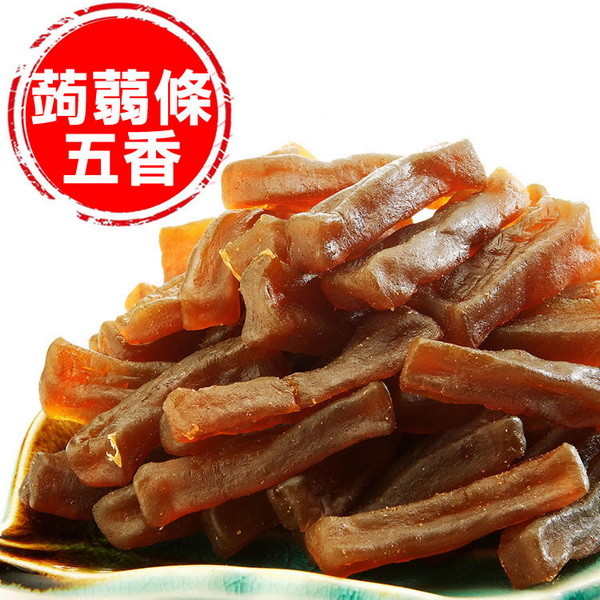 純素.QQ.越嚼越香.口味獨特 台灣農創一號【五香風味蒟蒻條】200克 五香風味 : 大茴香、小茴香、丁香、肉桂、胡椒粉。 ※嚴選寒天蒟蒻，嚼勁十足超Q彈。 ※獨特五香風味，越嚼越香，好涮嘴！ ※嘴饞