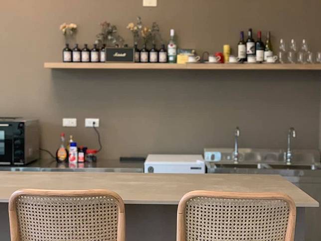 ▲整潔溫馨的公共用餐區。（圖/白貓民宿）