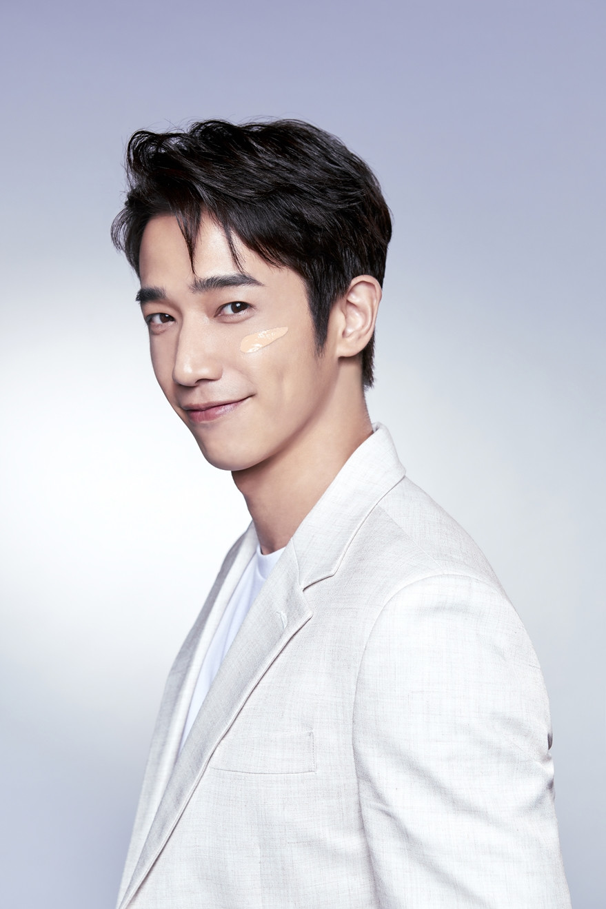 雅詩蘭黛粉持久底妝大使劉以豪