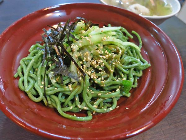 【台北美食】何家大碗公涼麵-別的地方吃不到的綠藻涼麵