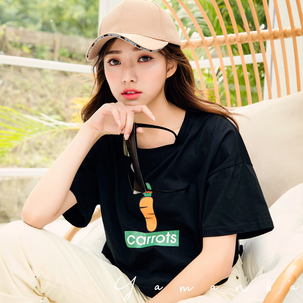 Yamanba-韓版泫雅風俏麗紅蘿波印花寬版短上衣-黑