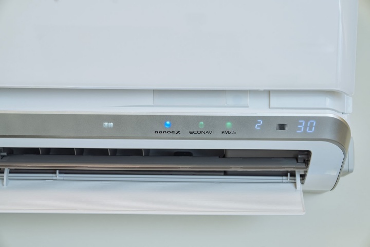 機身下部面板上亦結合多種燈號和數值供使用者快速判讀，共有目前溫度、PM2.5 當下狀態燈、PM2.5 數值，以及 nanoe X 及 ECONAVI 省電模式運作燈。