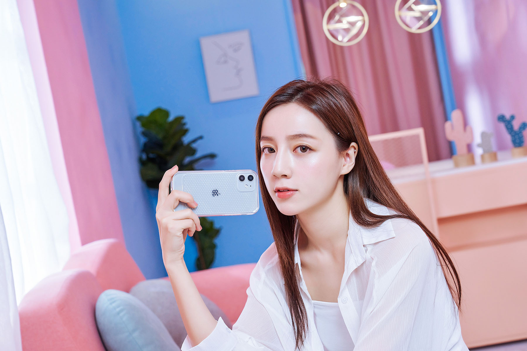 「透色系列」適合熱愛展現手機原貌的 iPhone 用戶，與 UAG 耐衝擊保護殼全透系列不同的地方是，「U」的透色系列表面還加上了水玉 (圓點) 設計，視覺表現更顯活潑、柔美！