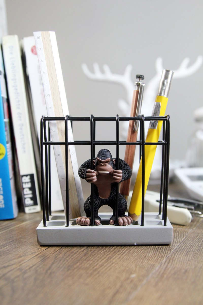 是不是覺得人生現在就像牢籠裡的猩猩一樣，既無奈又生氣～ 大家的心聲日本Magnets聽到了，設計出這款療癒滿分的牢籠筆筒，可愛的動物關在牢籠中樣子十分有趣，看看他們，再看看自己，就會覺得自己其實還是很