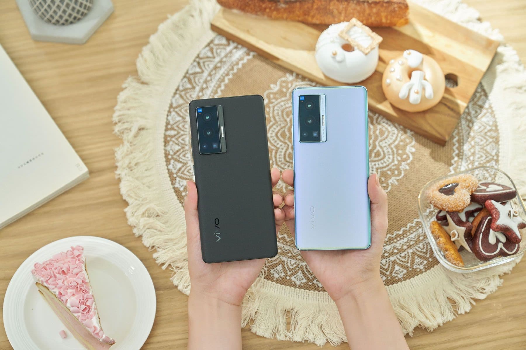 在台上市的 X70 與 X70 Pro 皆提供「星芒黑」（左）與「霓砂藍」（右）兩種款式，前者整體色調偏沉穩、內斂，搭配 AG 磨砂處理，實際呈現出的精品感非常顯著；而後者的視覺表現更活潑、多變一些，漸變色的設計在各種角度的光線照射下會變化成不同的顏色，給人更多驚喜感。