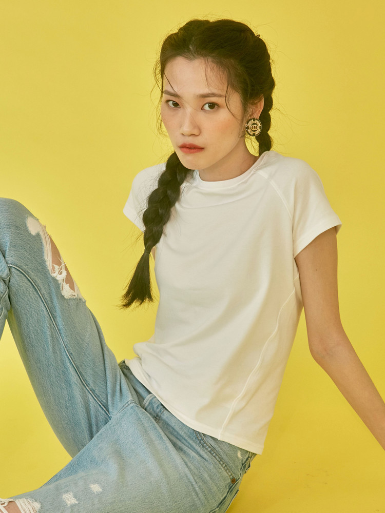 頂級棉材質，無透明度可單穿，拉格蘭袖設計，結合運動風格元素增加時尚度，側邊流線型腰身線條，提升修飾度，接縫處加強壓線車工，布料穩固版型不易變形，今夏用簡約的風格變化通往更寬廣的穿搭領域！