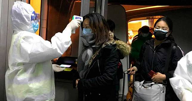妻發燒疑肺炎被通報　武漢台商衝隔離室吼醫生「我沒症狀」：太太怎可能有