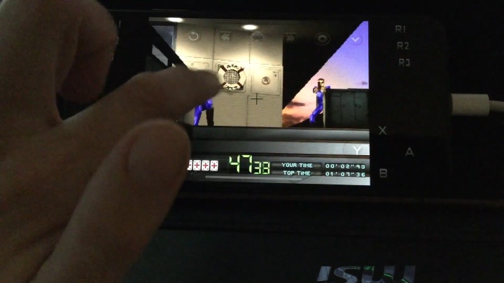 PlayStation版的《火線危機》（Time Crisis）可以使用遊戲手把模擬踏板，並以觸控操作模擬光線槍。