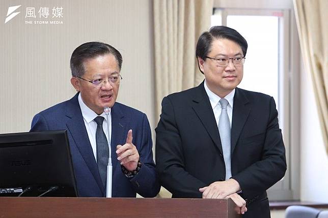 內政部長林右昌（右）27日於立法院內政委員會備詢。（顏麟宇攝）