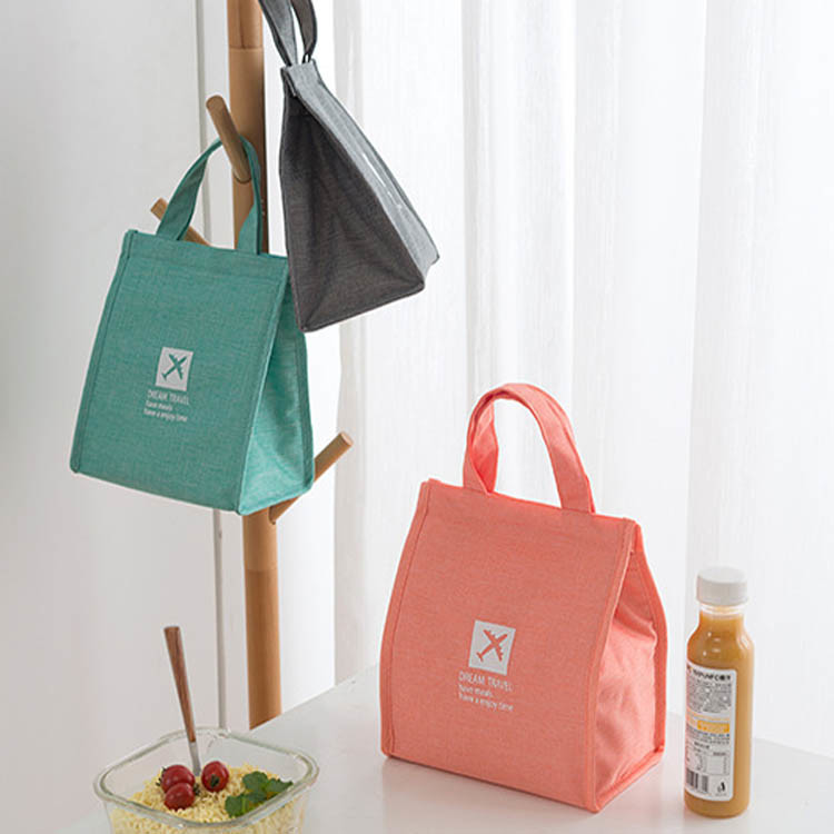 特點： ◎大容量，加厚材質設計，保溫保冷 ◎可手提，表面材質防潑水，耐磨，內側有一隔袋可放小物等 ◎封口採魔鬼貼平整貼合設計，密合度佳 規格： 尺寸：大約25x35x17cm，小約20x23x14cm