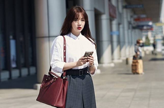 Intip 7 Inspirasi Padu Padan Midi Skirt dari Seleb Korea yang Wajib Kita Tiru