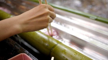 夏天限定！貴船名物「川床」流水細麵