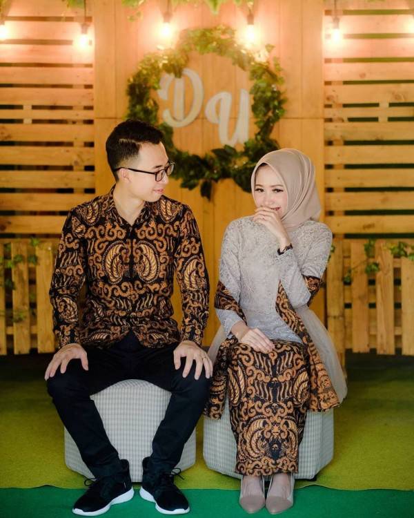 8 Model Kebaya Couple Dengan Hijab Untuk Acara Tunangan