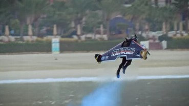 從地面飛到一千公尺高空僅需30秒！Jetman個人噴射飛行器離鋼鐵人飛行夢更進一步