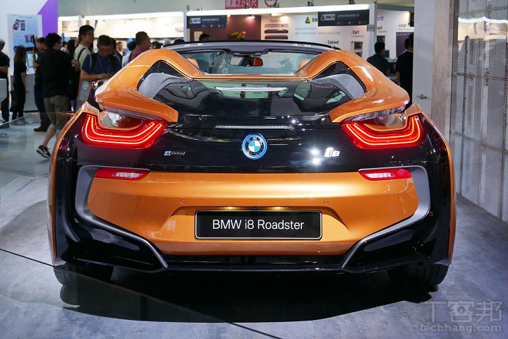 BMW i8 Roadster油電跑車現身Computex世貿三館，售價台幣1,068萬元的神車 多圖動眼看！