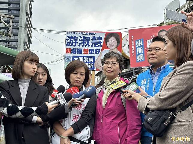 柯文哲稱黃國昌1人可以抵民眾黨5個立委，民眾黨台中第一選區立委參選人蔡壁如(右三)表示不曉得柯文哲指的是什麼方面，但她期待跟黃一起進入立院。(記者甘孟霖攝)