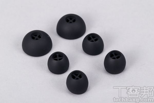 多尺寸耳塞套耳機採用入耳是設計，並隨盒額外附贈XS、S和L三種尺寸耳塞套。