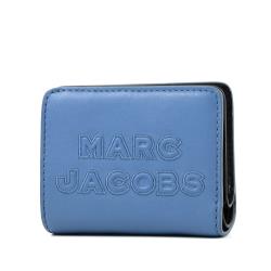 ◎◆質感牛皮材質|◎◆簡約便利好攜帶|◎◆小資名品入門款品牌:MARCJACOBS品牌定位:國際精品品牌國家:美國款式:短夾適用性別:女生尺寸:長度10.3CM、高度8.8CM、厚度3CM外層材質:牛