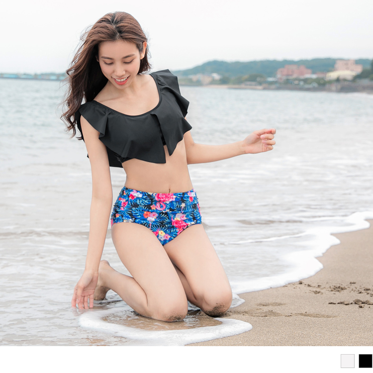 圓領荷葉邊上衣，修飾手臂肉肉， 同時視覺上有豐胸效果。 高腰收腹三角泳褲，一秒穿出理想取線。 此款2色兩件式泳衣，讓你成為夏季焦點。 ************** 小提醒： ※依「通訊交易解除權合理例