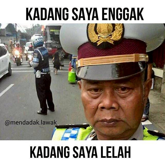 Foto Polisi Ini Mendadak Viral karena Gaya Selfienya yang Unik