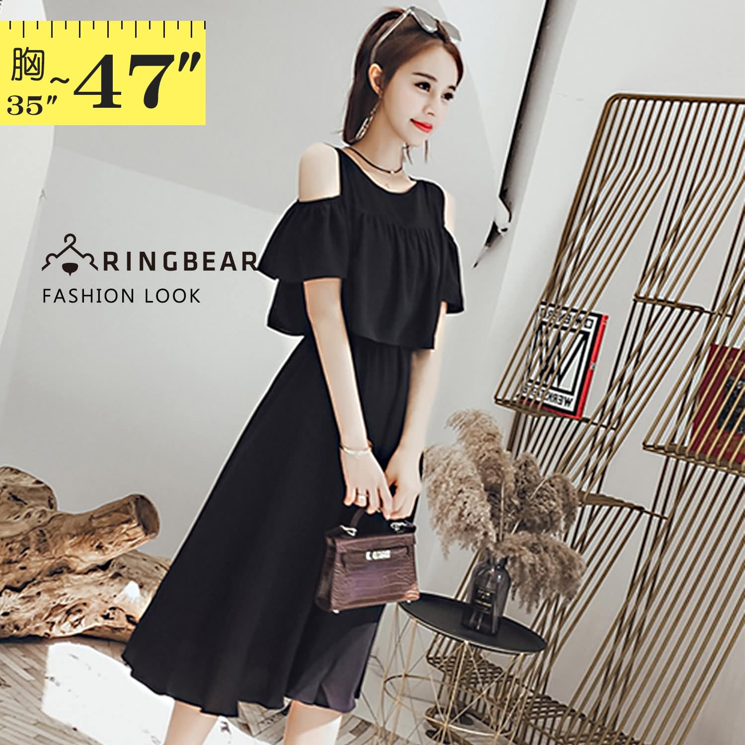 ■柔軟飄逸雪紡材質■修飾身材剪裁版型■圓領設計簡潔大方■優雅露肩荷葉袖■自然垂墜線條優美裙襬