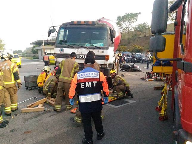 台南市東區裕義路，今天清晨發生一輛預拌混擬土車失控衝撞機車騎士，一名男騎士當場被壓在預拌混擬土車左前輪下方。記者黃宣翰／攝影